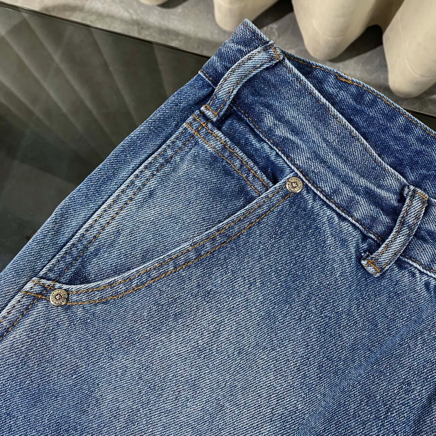 P270 CH Chromehearts limited edition work jeans denim logging pants, cabinet price 34W level, patchwork cross pattern embellishment, washed jeans! ! An absolutely high-end luxury product, a 1.9W-level god-level single product, a super popular product, made by top heavy industry, a magic weapon that cannot be missed! [About Zangyin] This is an extremely luxurious fashion brand that can also be called the aristocracy of the high street. It has always been an exclusive brand for some hipsters or rich second generations. Compared with ordinary high streets, it is more luxurious and noble. Compared with luxury brands, it is more fashionable and individual. It has always been a brand that I have a special liking for. [Top heavy industry fashion design] Consistently high-street luxury style. Speaking of this style, the Zangyin family and GU family are definitely the leading representative brands. Especially the Zangyin family has really achieved a state-of-the-art effect in creating high-street style. The unique washed material is used to create this style. The color system is already quite eye-catching. After it is decorated with patchwork cross flowers, it cleverly highlights the charm of the brand. Secondly, this style uses classic The high-waist cutting design highlights the long legs and fashionable temperament of the upper body. The brand is highly recognizable and the slim fit configuration is more suitable for daily wear. It is a product that interprets personality, fashion, and specifications at a glance. This single product is enough to make any fan excited. It can be a white T-shirt for a youthful college style, or a tight suspender for a royal style. It has strong matching ability and can be easily controlled by men.  [Materials and craftsmanship] Needless to say, this point goes without saying. As an excellent craftsman brand, Zangyin’s requirements for details and craftsmanship are really perfect. The washed color of this model has gone through so many processes, not to mention the embellishment of denim appliques. It is also purely hand-made and sewn. Just like what they believe in, only hand-made things have soul and have the meaning of wear. A top-notch heavy-duty fashionable denim item, I look forward to your perfect interpretation! !  Color: blue Size: 28-34